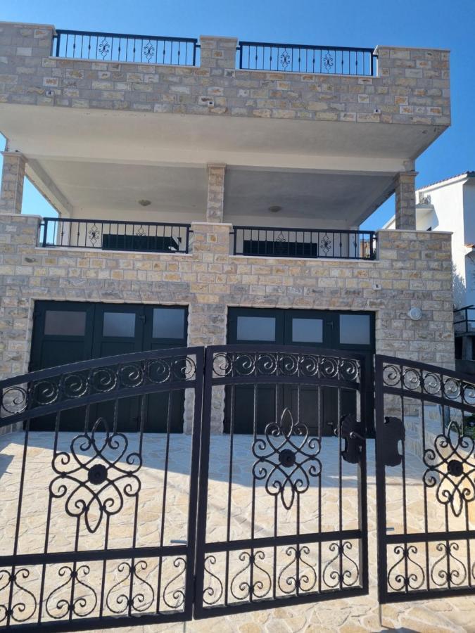 Apartmani Tamaris Vinisce Exterior photo