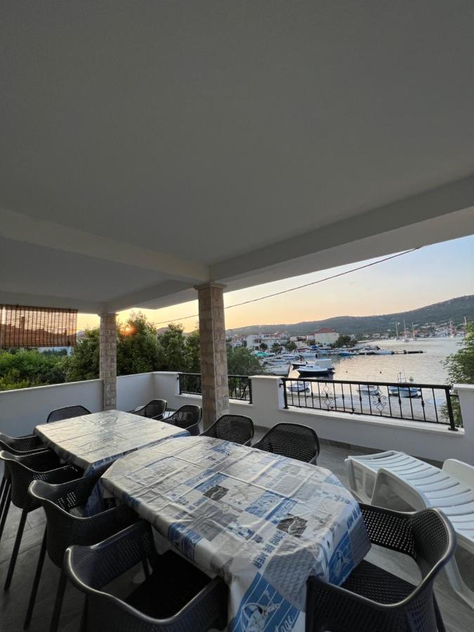 Apartmani Tamaris Vinisce Exterior photo