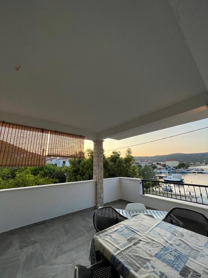 Apartmani Tamaris Vinisce Exterior photo
