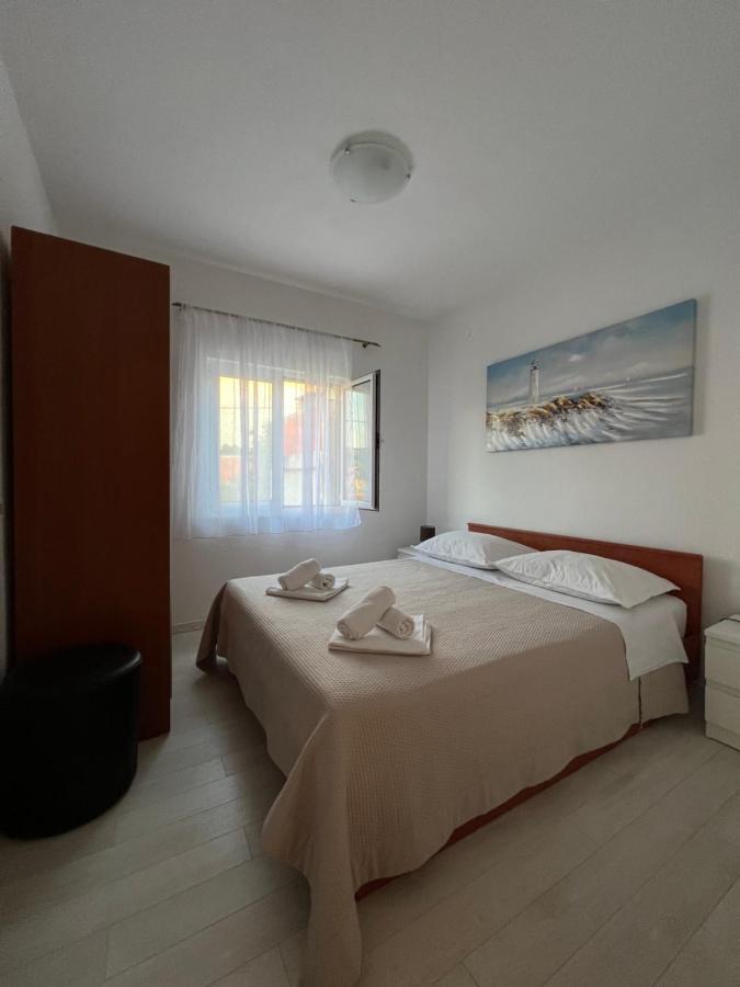 Apartmani Tamaris Vinisce Exterior photo